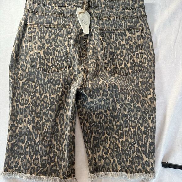 NEW! EASEL Womens Distressed Knee Length Leopard Raw Hem Shorts Size Large - Picture 7 of 12